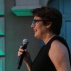 Montserrat Domínguez hablando con los asistentes