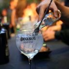 'Gintonics' de Brockmans, aderezados con bayas de enebro y pomelo de Illescas