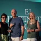 Montserrat Domínguez con Jesús Torrecilla, profesor de UCLA y bloguero de 'El Huffington Post', y su acompañante