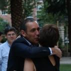 Manuel Mirat, consejero delegado de Prisa Noticias, saluda a Montserrat Domínguez, directora de 'El Huffington Post'