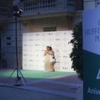 Los invitados posan en el 'photocall' a la entrada del Jardín Florido del Museo Lázaro-Galdiano