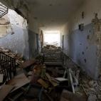 El interior del colegio "Siria, La Esperanza". El colegio está parcialmente ocupado y sus profesores enseñan a los alumnos hasta el cuarto grado. El edificio que fue dañado gravemente fue usado por las fuerzas del gobierno como base antes de ...