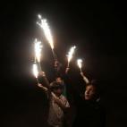 Un grupo de chicos juegan por la noche con las bengalas en la ciudad de Sanaa, Yemen.