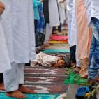 Un niño se que queda dormido durante la fiesta de Eid al-Fitr, que marca el fin de la festividad del Ramadán, en Mumbai, India.