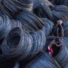 Dos chicos buscan piezas metálicas para ganarse la vida en el embarcadero de Manila, Filipinas.