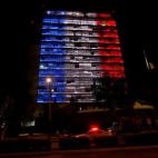 El Senado mexicano, iluminado como la bandera francesa.