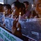 Estudiantes indias del colegio público DAV encienden velas durante un acto conmemorativo por las víctimas en Amristar, India.