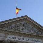 La bandera española ondea a media asta en el Congreso de los Diputados.