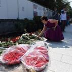 Inmensos ramos de flores depositados a la entrada de la Embajada de Francia en Moscú (Rusia).