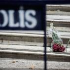 Un ramo de flores deshecho yace en las escaleras del Consulado de Francia en la Avenida Istiklal, en el centro de Estambul (Turquía).