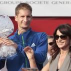 El alemán Florian Mayer, izquierda, sostiene el trofeo del Abierto de Bucarest de Tenis, que le entregó Nadia Comaneci, derecha.