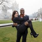 Junto al también campeón olímpico Carla Lewis (Estados Unidos) en Londres, 500 días antes del inicio de los Juegos de Londres 2012.