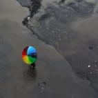 Una mujer pasea entre las calles inundadas de Bombay, India.