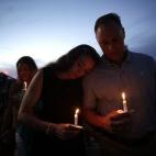 Un grupo de dolientes dolientes homenajean con velas a Matthew Gerald, uno de los tres agentes de policías asesinados por Gavin Long en Baton Rouge, Louisiana.