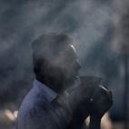 Un devoto budista reza en el templo durante en Colombo, Sri Lanka.