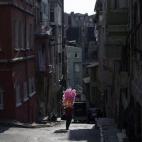 Entre las vacías calles de la ciudad de Estambul un vendedor ambulante de algodón de azúcar pasea entre ellas.