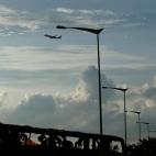 Un avión sobrevuela un bus que ha chocado en el aeropuerto de Taoyuan al sur de la capital de Taipei, Taiwán.