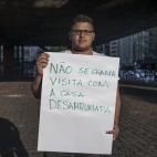 Isaac, asistente de oficina"No creo que sea algo positivo, teniendo en cuenta el hecho de que el país está en tan malas condiciones. No deberíamos albergar uno de los mayores acontecimientos mundiales con Ia casa desordenada, ¿no? Todo el mu...