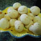 Es típico de la región de Minas Gerais. La masa lleva aceite de girasol, agua, leche, sal, polvilho doce (una harina fina), huevos y queso. Podrás prepararlo siguiendo estos seis pasos.