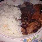 La receta original lleva carne seca y longaniza ahumada, pero ésta se prepara con ingredientes que podrás encontrar sin problemas en el supermercado. Lee la receta completa en CookPad.