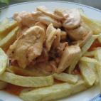 En Europa la salsa strogonoff se suele usar para acompañar carne de buey o de ternera pero en Brasil esta salsa se usa para acompañar el pollo. El resultado es igual de espectacular, con una carne jugosa y deliciosa. Aprende aquí cómo prepar...