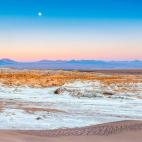 Viajar a San Pedro de Atacama es similar a viajar a la Luna sin salir de la Tierra. &iquest;Podr&iacute;a sonar mejor si tu objetivo es desaparecer del mundo? El extenso desierto de Atacama, el m&aacute;s &aacute;rido de la Tierra si no ten...