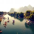 A orillas de los r&iacute;os Yulong y Lijiang se encuentra Yangshuo, una remota poblaci&oacute;n en la regi&oacute;n china de Guangxi, al sur del gigante asi&aacute;tico. Yangshuo es famoso por su paisaje k&aacute;rstico que aparece en los bille...