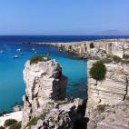 La peque&ntilde;a isla de Favignana, cerca de la popular Sicilia, es una de esas grandes desconocidas del Mediterr&aacute;neo. La tranquilidad de esta isla repleta de acantilados y calas se une a la gran historia que esconde: est&aacut...