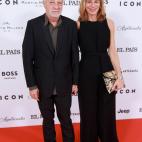 El diseñador Javier Mariscal junto a su acompañante en los premios Icon.