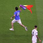 El centrocampista uruguayo Mat&iacute;as Vecino mira atentamente al espont&aacute;neo