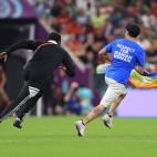 El espont&aacute;neo portaba en la parte posterior de su camiseta el mensaje 'respeto para las mujeres iran&iacute;es' en ingl&eacute;s