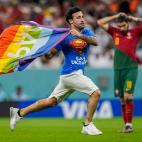 El espont&aacute;neo corre por el estadio de Lusail y el futbolista portugu&eacute;s R&uacute;ben Neves le observa