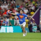 Adem&aacute;s de la bandera de la paz, el espont&aacute;neo portaba una camiseta con el s&iacute;mbolo de Superman en la que se pod&iacute;a leer la frase 'Save Ukraine', es decir, 'Salvar Ucrania'