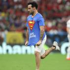 El espont&aacute;neo estira su camiseta para mostrar mejor su mensaje