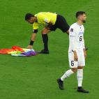 El &aacute;rbitro del partido, Alireza Faghani, retira la bandera del c&eacute;sped