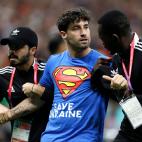 Dos personas pertenecientes a la seguridad del estadio se llevan detenido al espont&aacute;neo