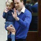 A las puertas del Saint Mary Hospital, conociendo a su hermana.