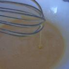 Por otro lado, moler ligeramente el azúcar pero sin que llegue a ser azúcar glas. Añadir ese azúcar a los huevos y mezclar bien.