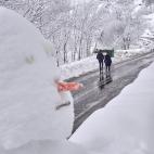 Un mu&ntilde;eco de nieve en la carretera LU 633 en O Cebreiro, en la monta&ntilde;a lucense que permanece cubierta de nieve a causa de las copiosas nevadas ca&iacute;das en las &uacute;ltimas horas.