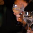 Al anochecer, los invitados a la fiesta degustaron gin tonics servidos por Brockmans.