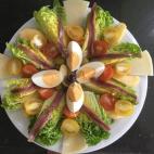 La manzana se puede comer m&aacute;s all&aacute; del postre o de merienda. Queda muy bien incorporada a ensaladas. En &eacute;sta en particular su sabor contrasta con el de las anchoas, las aceitunas y el queso. Puedes encontrar la receta aqu&ia...