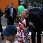 Cogiendo globos y dando besos a niños