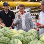 Feijóo, en El Ejido comprobando de primera la calidad de una sandía, en plena escalada de precios por la inflación.