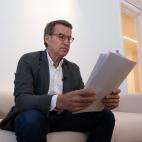 Feijóo mirando sus papeles durante la sesión fotográfica de una entrevista.