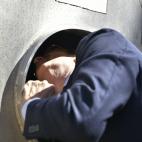 Feijóo analizando atentamente algo durante una visita a una cooperativa vinícola en Villarrobledo.