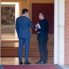 Feijóo llevando sus propuestas al presidente del Gobierno, Pedro Sánchez, en su primer encuentro en Moncloa como líder del PP.