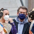 Feijóo conversa con varias falleras en un encuentro con afiliados del PP en Valencia.