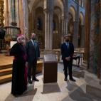El arzobispo de Santiago, Julian Barrio Barrio; el presidente de Iberdrola, José Ignacio Sánchez Galán, ay Feijóo durante la inauguración de un nuevo sistema de iluminación en la Catedral.