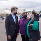 Feijóo conversando con dos mujeres en la Cidade da Cultura, el día que recibió la primera dosis de la vacuna contra el coronavirus.