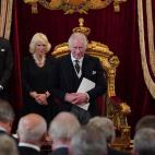 Carlos III, junto a la reina consorte Camila Parker y el pr&iacute;ncipe Guillermo de Gales, a su llegada al sal&oacute;n de actos del palacio de St. James.